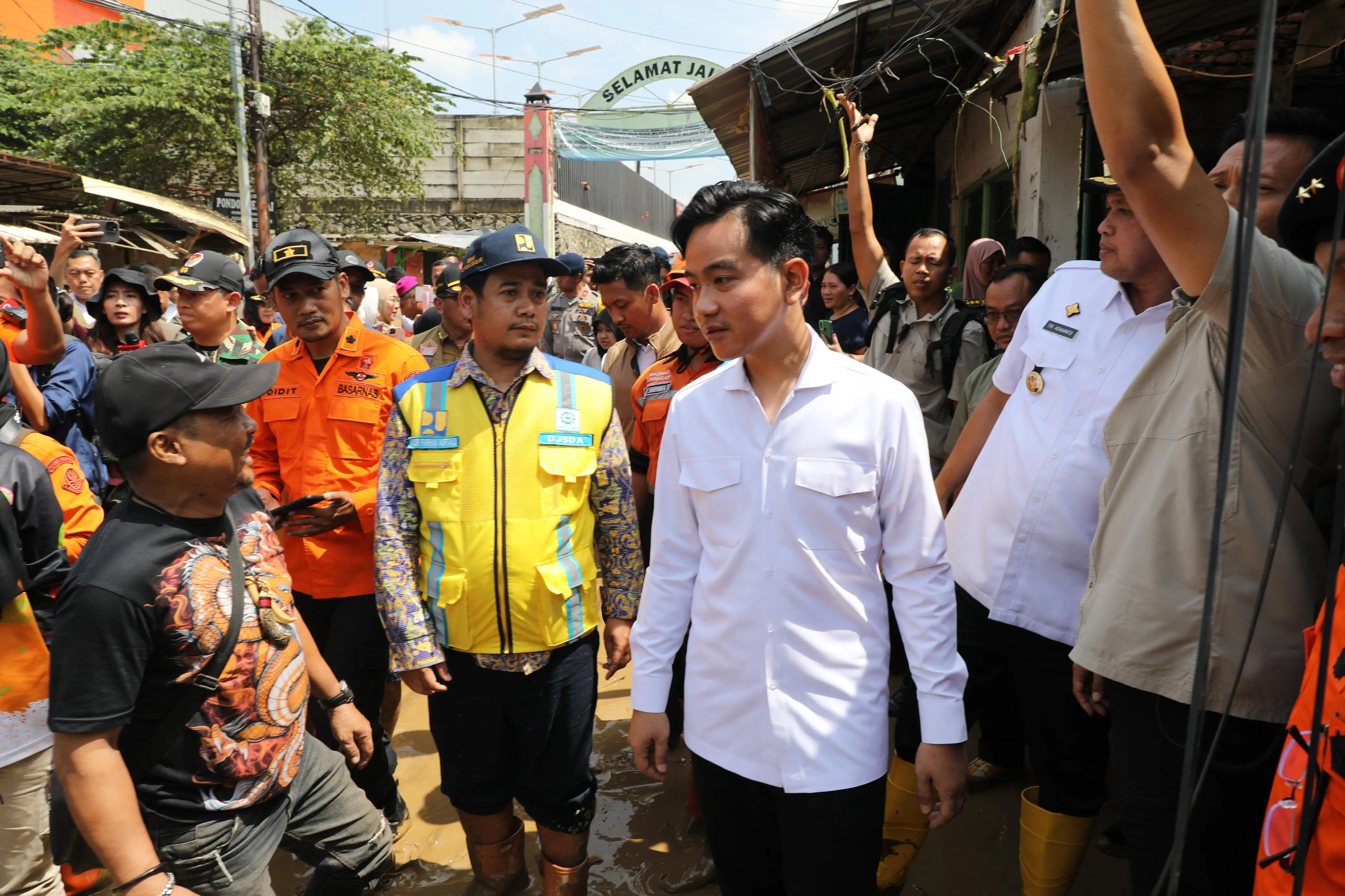 Kepala BNPB Letjen TNI Dr. Suharyanto bersama Wapres Gibran Rakabuming juga menyempatkan diri berdialog dan mengunjungi rumah warga terdampak.